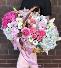 Композиция солнечный день в Петухово Цветочная композиция из Розы, Хризантемы, Пионы и Лизиантусы в корзине в Петухово