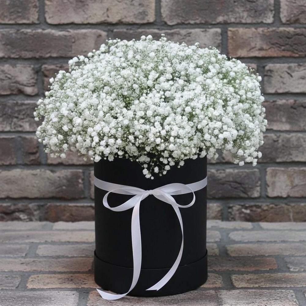 Цветочная композиция из Гипсофила в шляпной коробке в Петухово