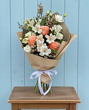 Букет цветов из:  Альстромерии, Лизиантусы, Розы и Хризантемы в Петухово