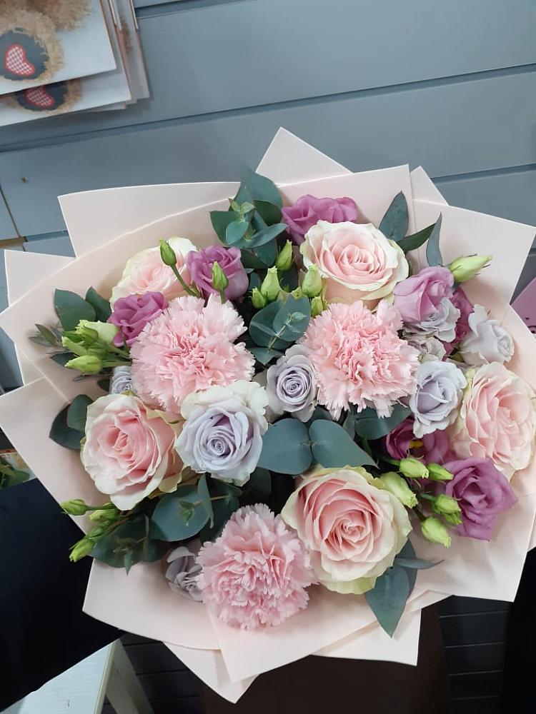 Букет цветов из: Розы, Гвоздики и Лизиантусы в Петухово