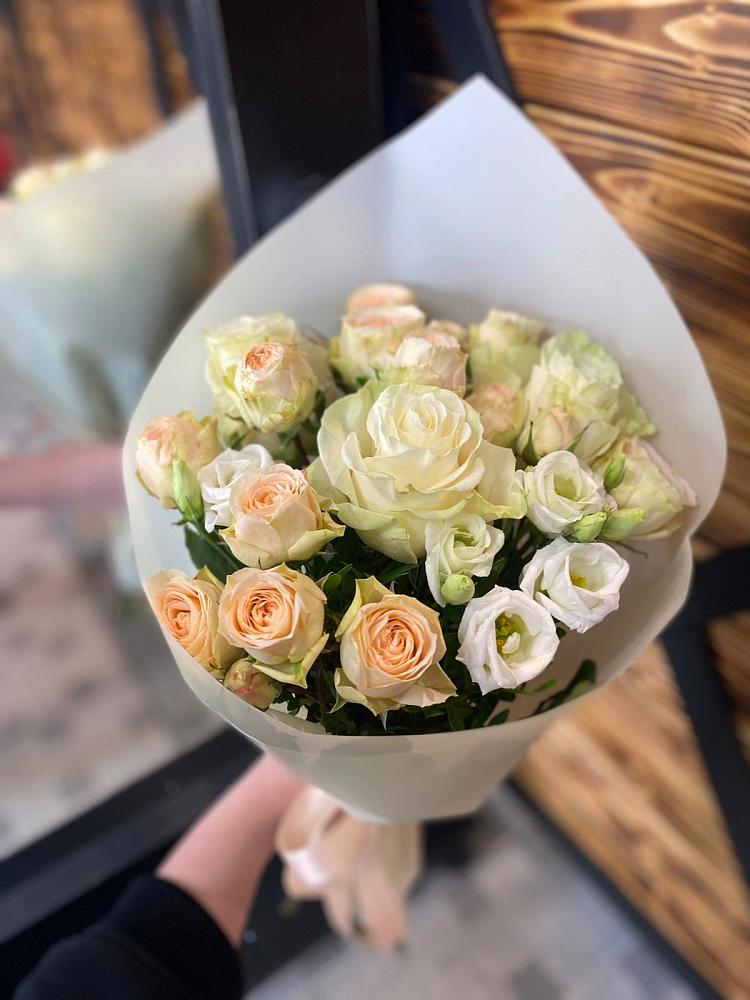 Букет цветов из: Розы и Лизиантусы в Петухово